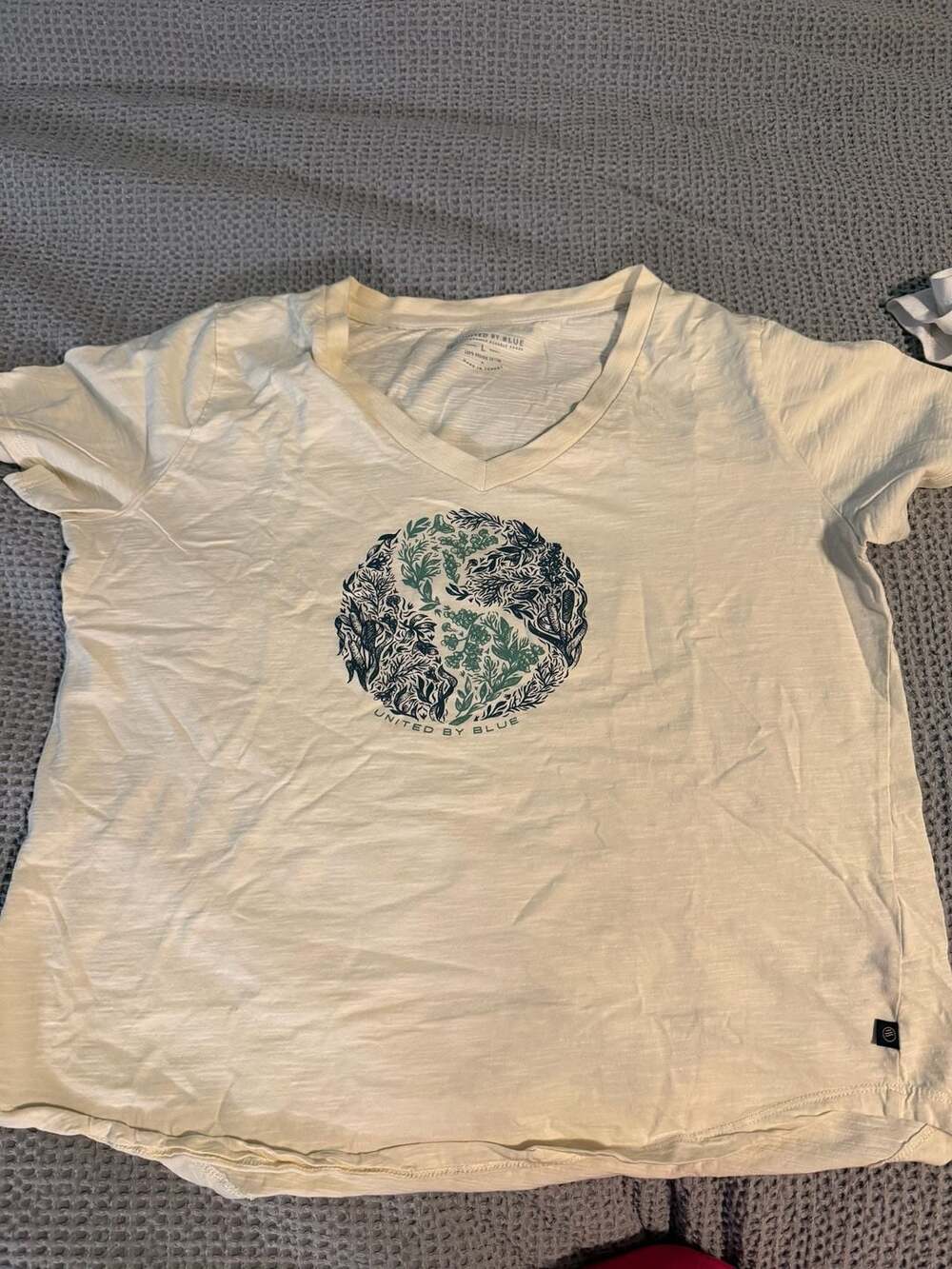 United By Blue Floral Botanical Circle Graphic V-Neck T-Shirt Size L